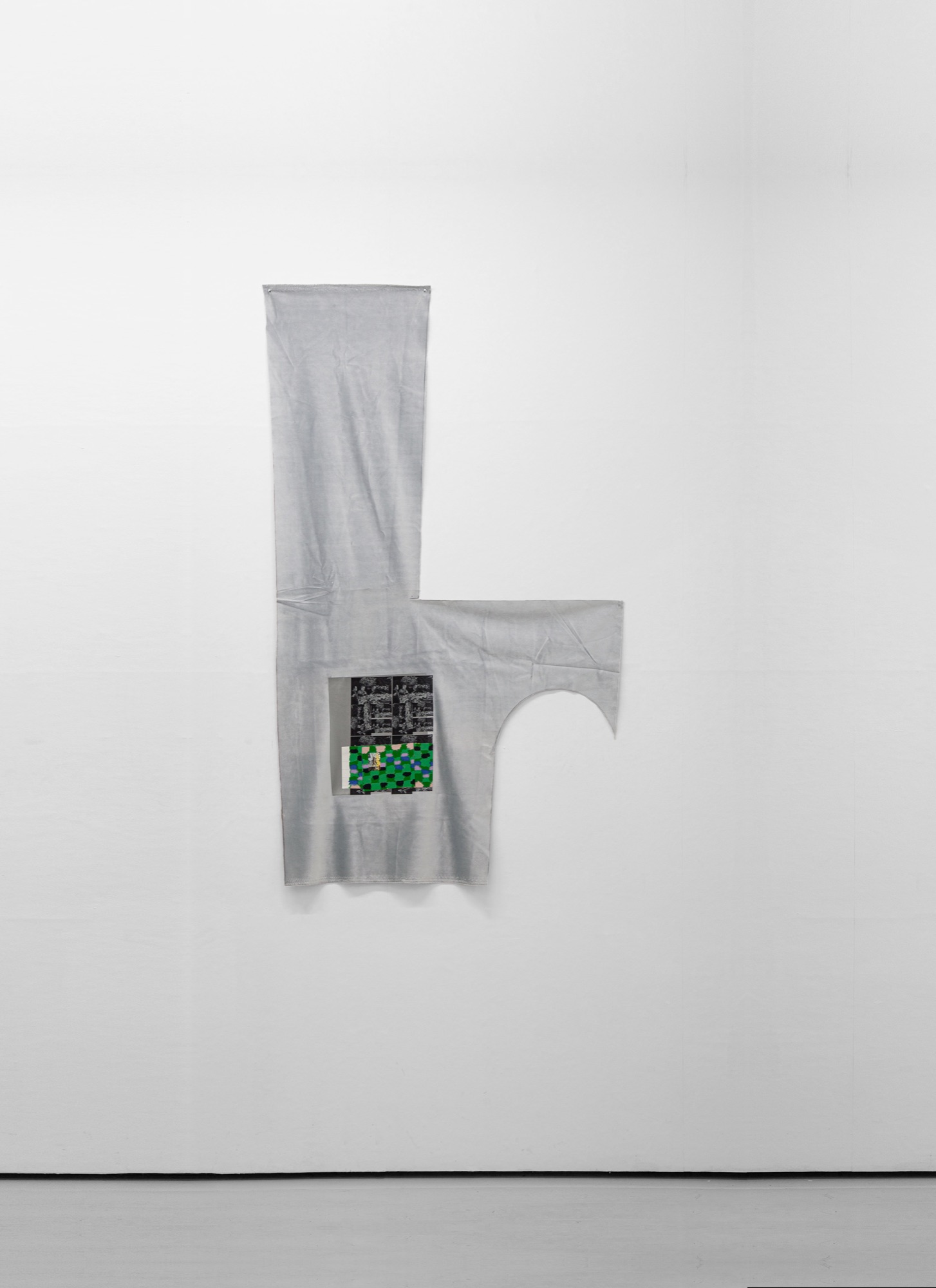 Building Tapestry Collage | 2022 | sticker, oil stick on paper, uv print, heat foil on synthetic velvet | 150 x 90 cm | https://www.bistro21.org/exhibitions/u-dont-even-know-me-like-that-zoe-field-martyn-reynolds-lilli-thiessen/