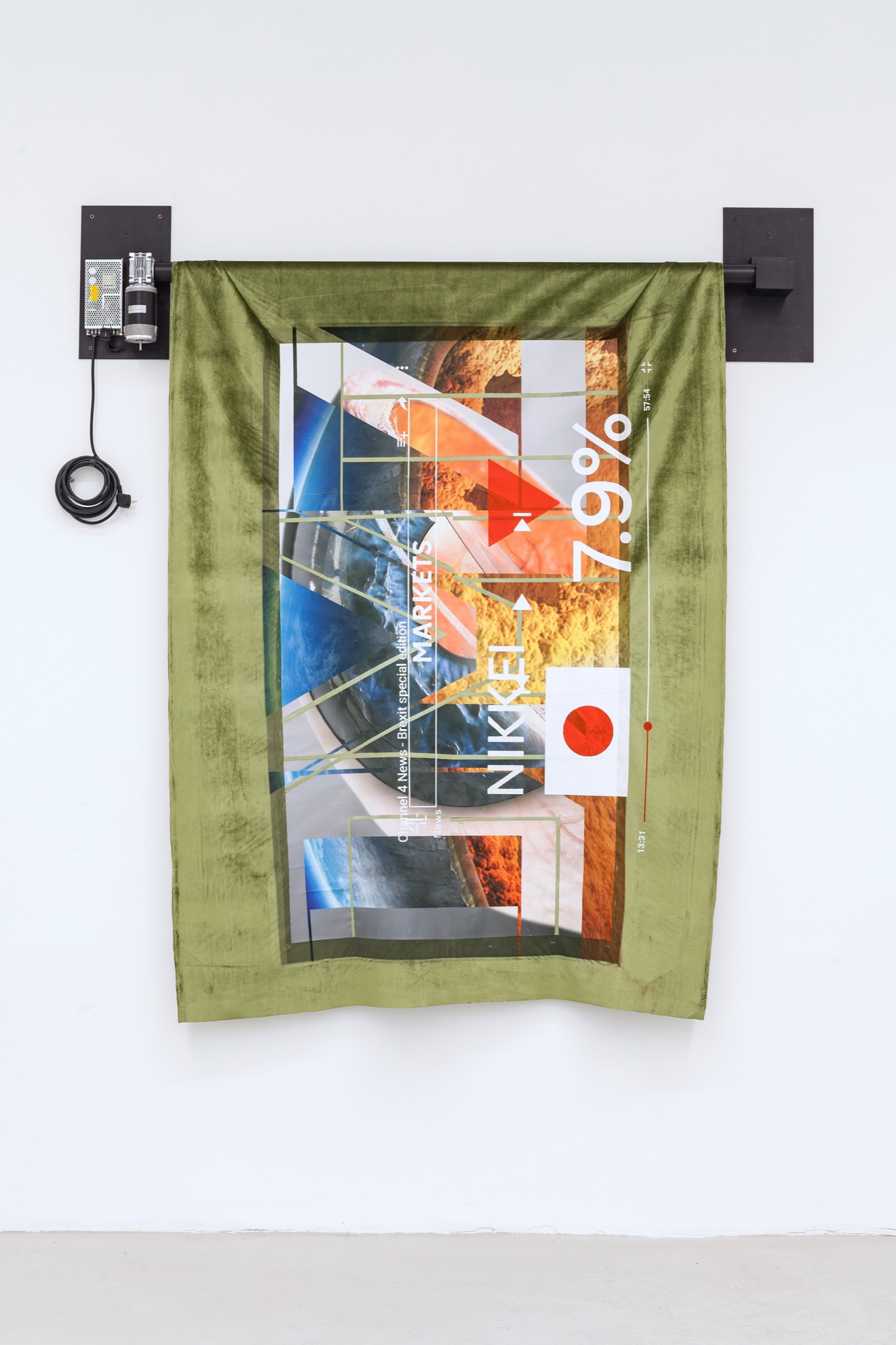 Untitled (Green/Black) | 2017 | anodized aluminium, geared motor, POM plastic, uv print, silk screen print, heat foil on synthetic velvet | 250 x 200 cm | https://www.kandlhofer.com/de/exhibitions/49-group-exhibition-i-tiefe-kirschen/