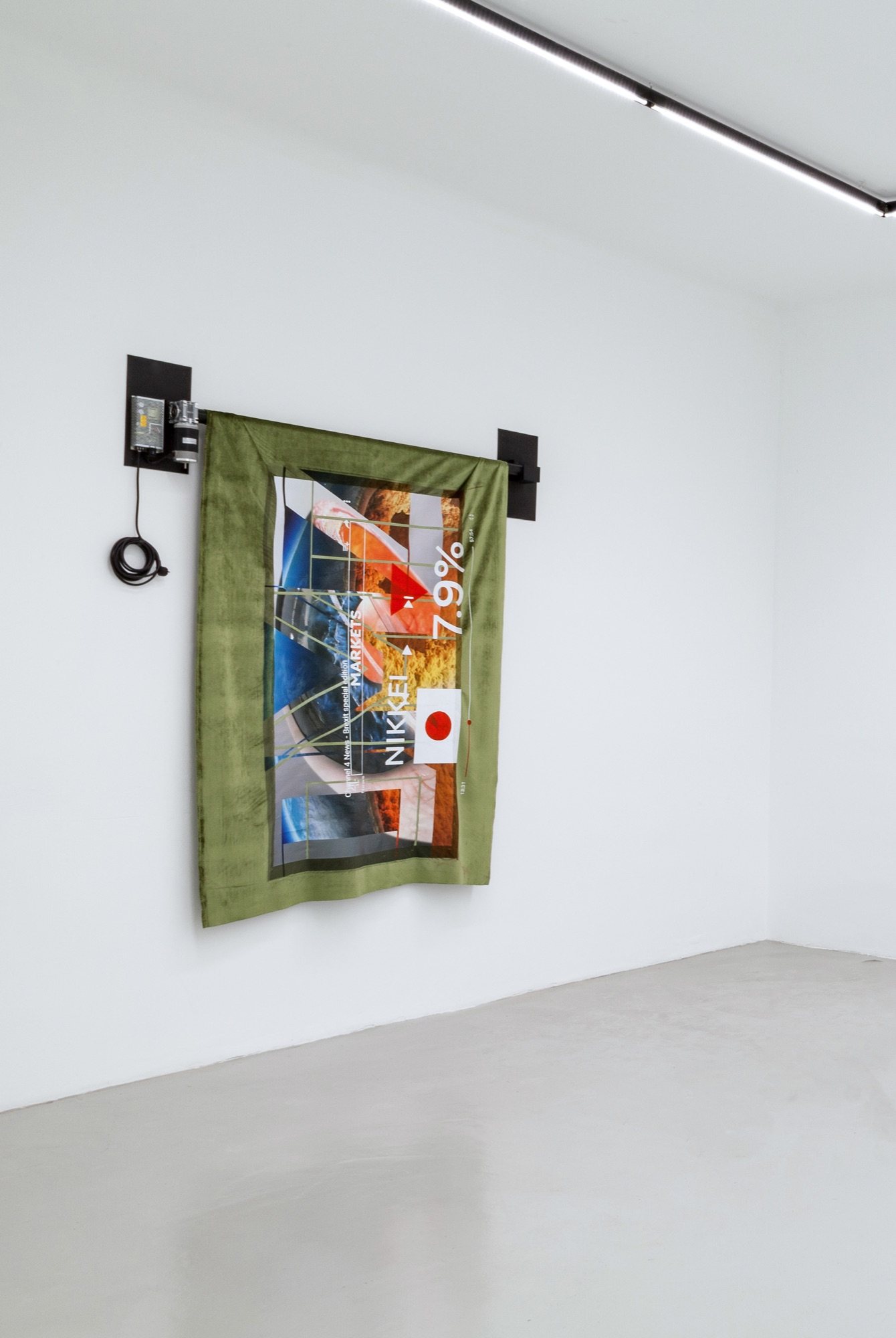 Untitled (Green/Black) | 2017 | anodized aluminium, geared motor, POM plastic, uv print, silk screen print, heat foil on synthetic velvet | 250 x 200 cm | https://www.kandlhofer.com/de/exhibitions/49-group-exhibition-i-tiefe-kirschen/