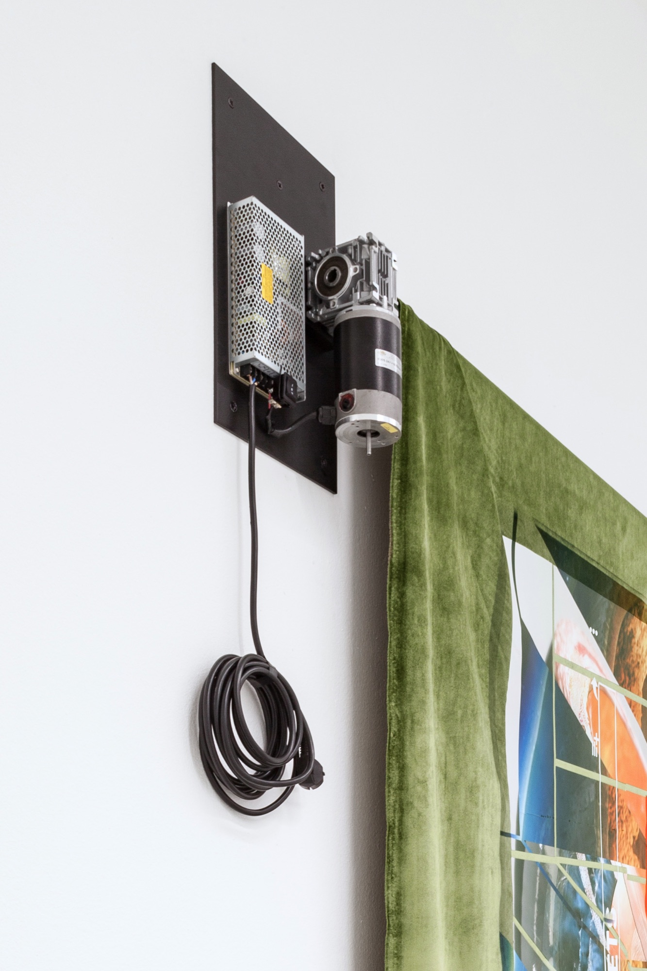 Untitled (Green/Black) (detail) | 2017 | anodized aluminium, geared motor, POM plastic, uv print, silk screen print, heat foil on synthetic velvet | 250 x 200 cm | https://www.kandlhofer.com/de/exhibitions/49-group-exhibition-i-tiefe-kirschen/